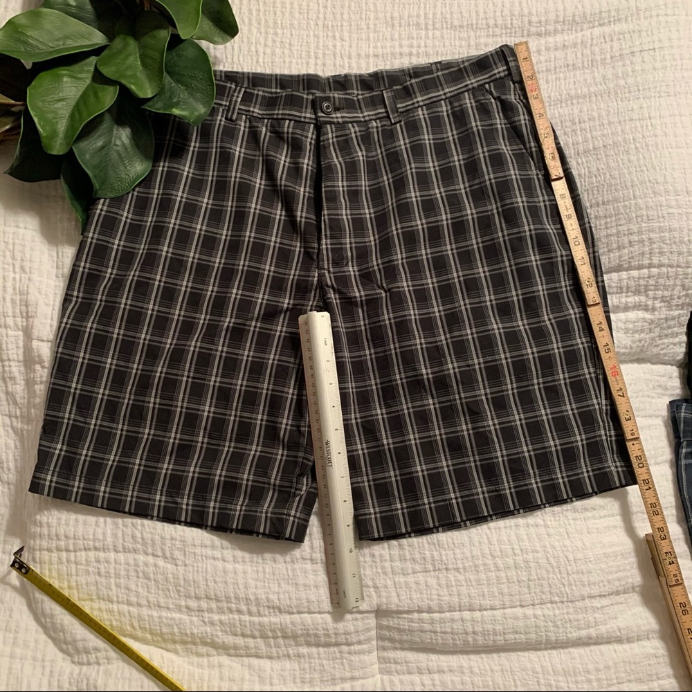Men’s 38” PGA shorts.